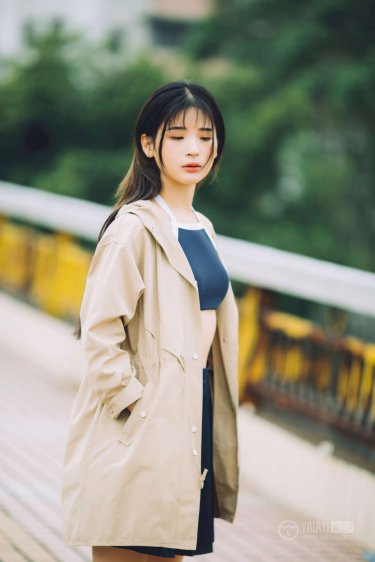 美女踩人